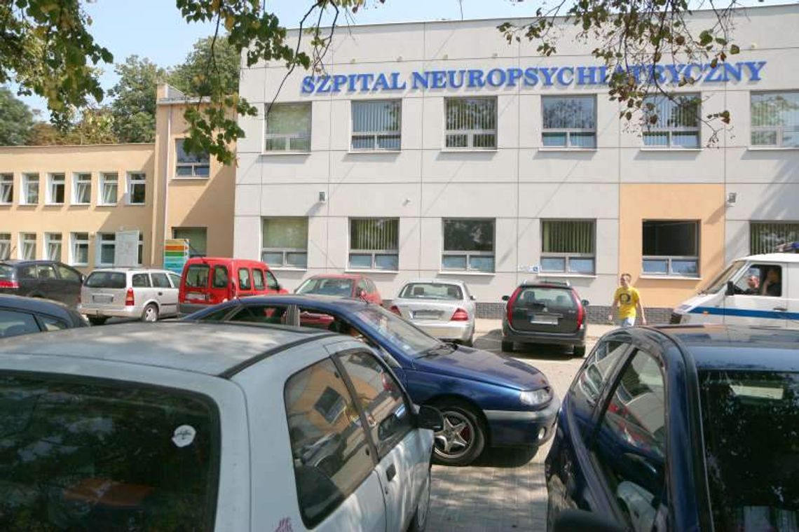 Przyszpitalny parking za mały. Ale na nowy nie ma szans