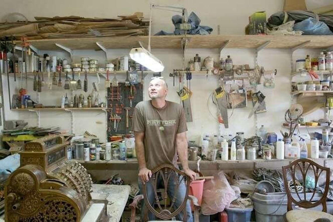 Przywraca starym meblom duszę. "Ci, co szlifują jak popadnie to rzeźnicy"