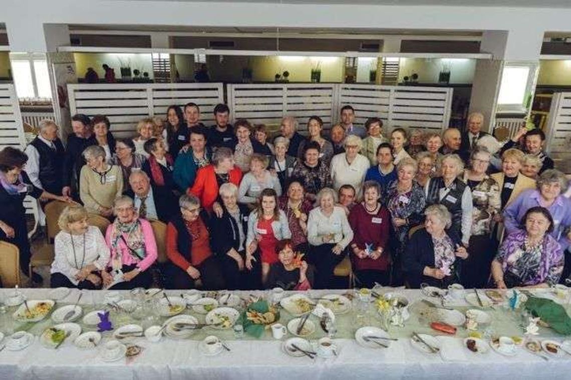 Przywracają radość samotnym seniorom. Wyjątkowe spotkanie wielkanocne 