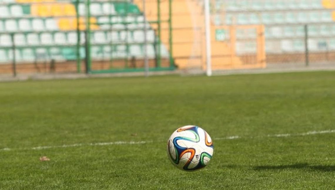 Pseudokibice wtargnęli na stadion w Łęcznej. Znieważyli też policjantów