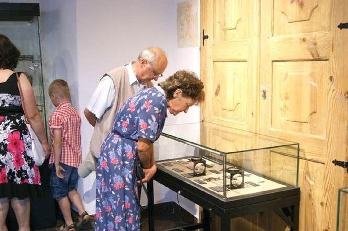 Puchary, monety, tabliczki. Były wykopaliska, jest muzeum w Kraśniku