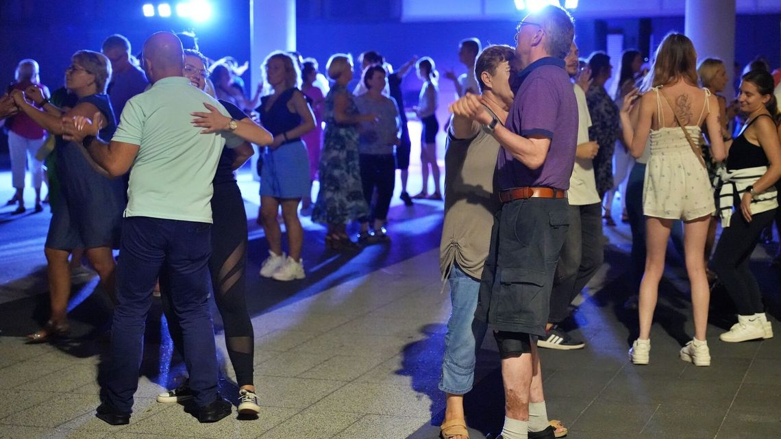 Puławianie bawią się na sobotnich potańcówkach. Tańczą na Placu Chopina Puławianie bawią się na sobotnich potańcówkach. Tańczą na Placu Chopina