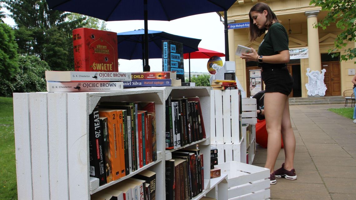 Puławianie chętnie dzielili się książkami podczas Święta Wolnych Książek Puławianie chętnie dzielili się książkami podczas Święta Wolnych Książek