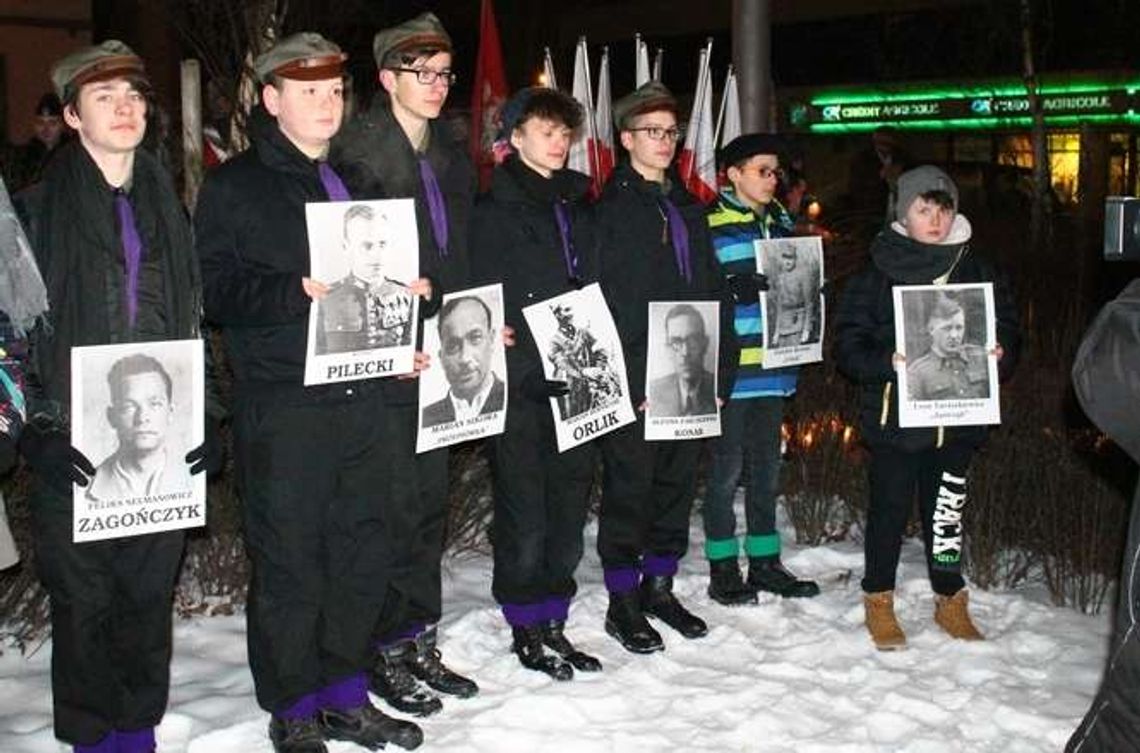 Puławianie uczcili Żołnierzy Wyklętych. Przynieśli kwiaty i portrety [zdjęcia]