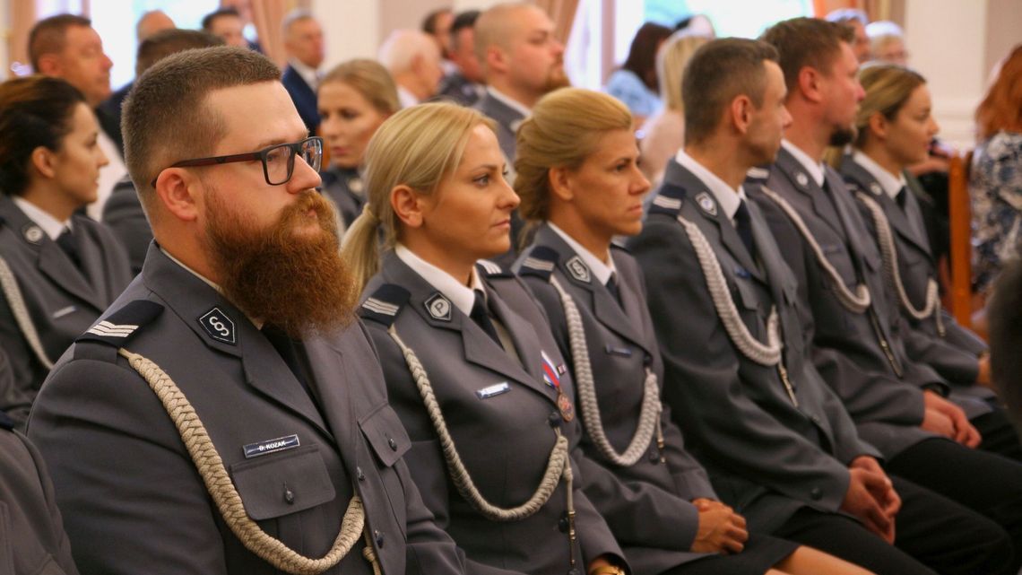 Puławscy policjanci świętowali w pałacu. Awanse i wyróżnienia Puławscy policjanci świętowali w pałacu. Awanse i wyróżnienia