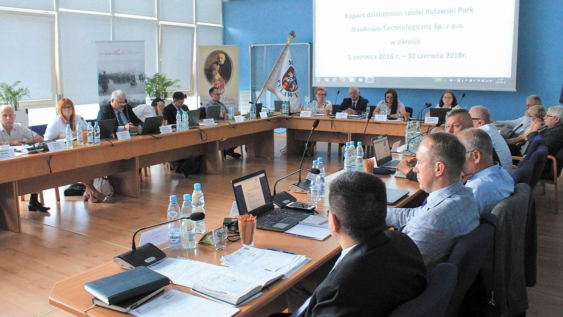 Puławscy radni na wizji i z maszynkami do głosowania