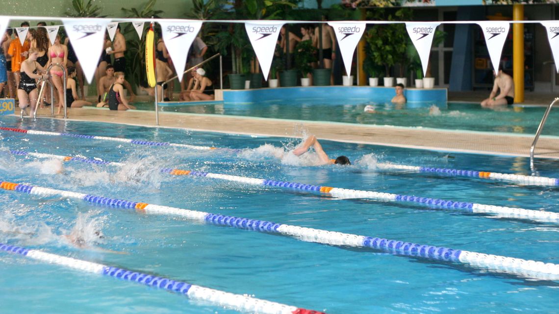 Puławy: Archaiczny i siermiężny system na basenie. Chcą swobodnego pływania