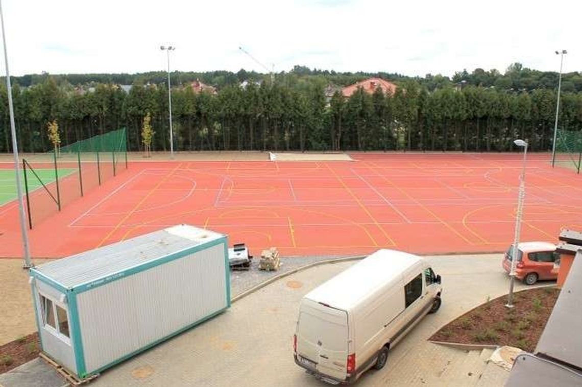 Puławy: Boiska są już gotowe, parking budują Puławy: Boiska są już gotowe, parking budują