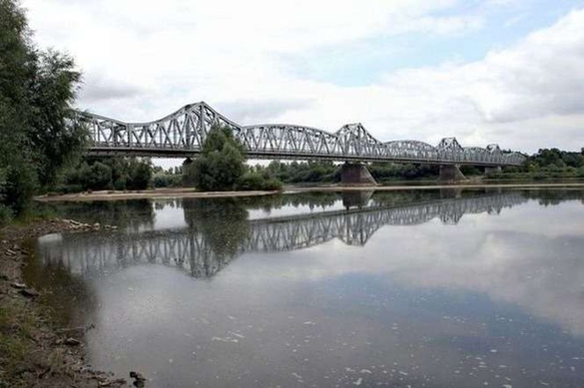 Puławy: Chciała skoczyć z mostu. Uratowali ją policjanci