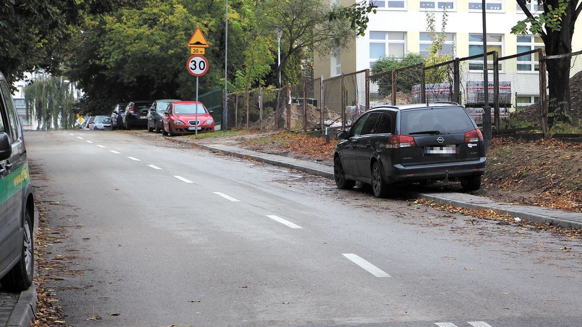 Puławy. Chodnik przy Pileckiego trochę za drogi Puławy. Chodnik przy Pileckiego trochę za drogi