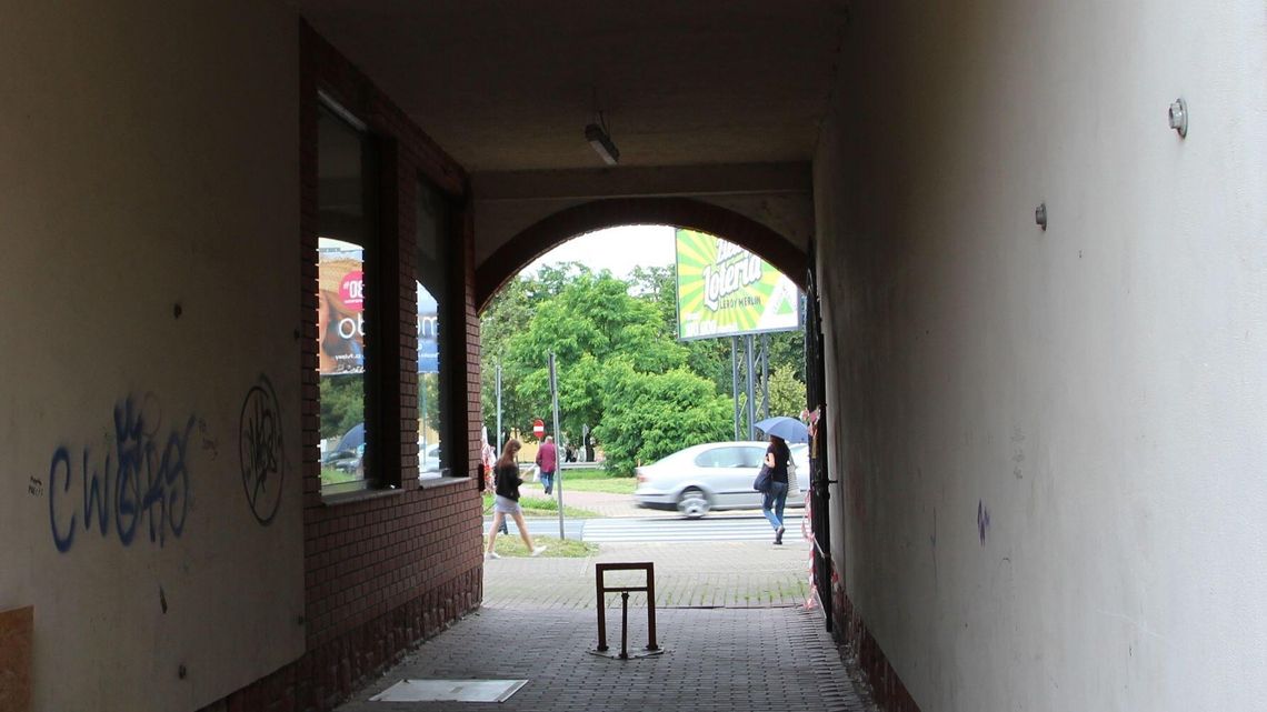 Puławy: Co z przejściem pod kamienicą? Mieszkańcy się niecierpliwią Puławy: Co z przejściem pod kamienicą? Mieszkańcy się niecierpliwią