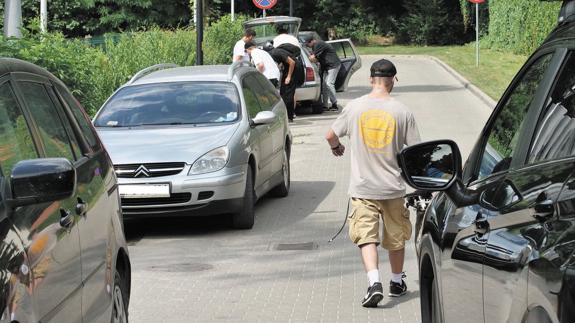 Puławy: Hulajnogi i piesi między samochodami. "Boimy się, że wydarzy się tu coś złego" Puławy: Hulajnogi i piesi między samochodami. "Boimy się, że wydarzy się tu coś złego"