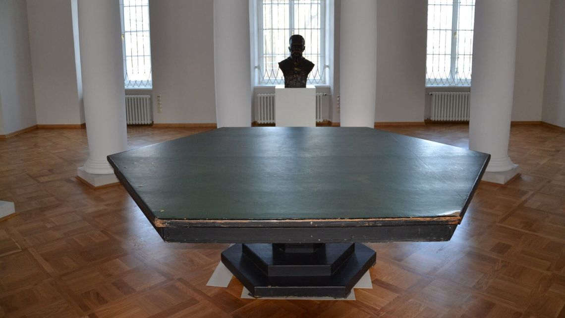 Puławy i „Cud nad Wisłą”. Stół z pałacu Czartoryskich pamięta narady Piłsudskiego Puławy i „Cud nad Wisłą”. Stół z pałacu Czartoryskich pamięta narady Piłsudskiego