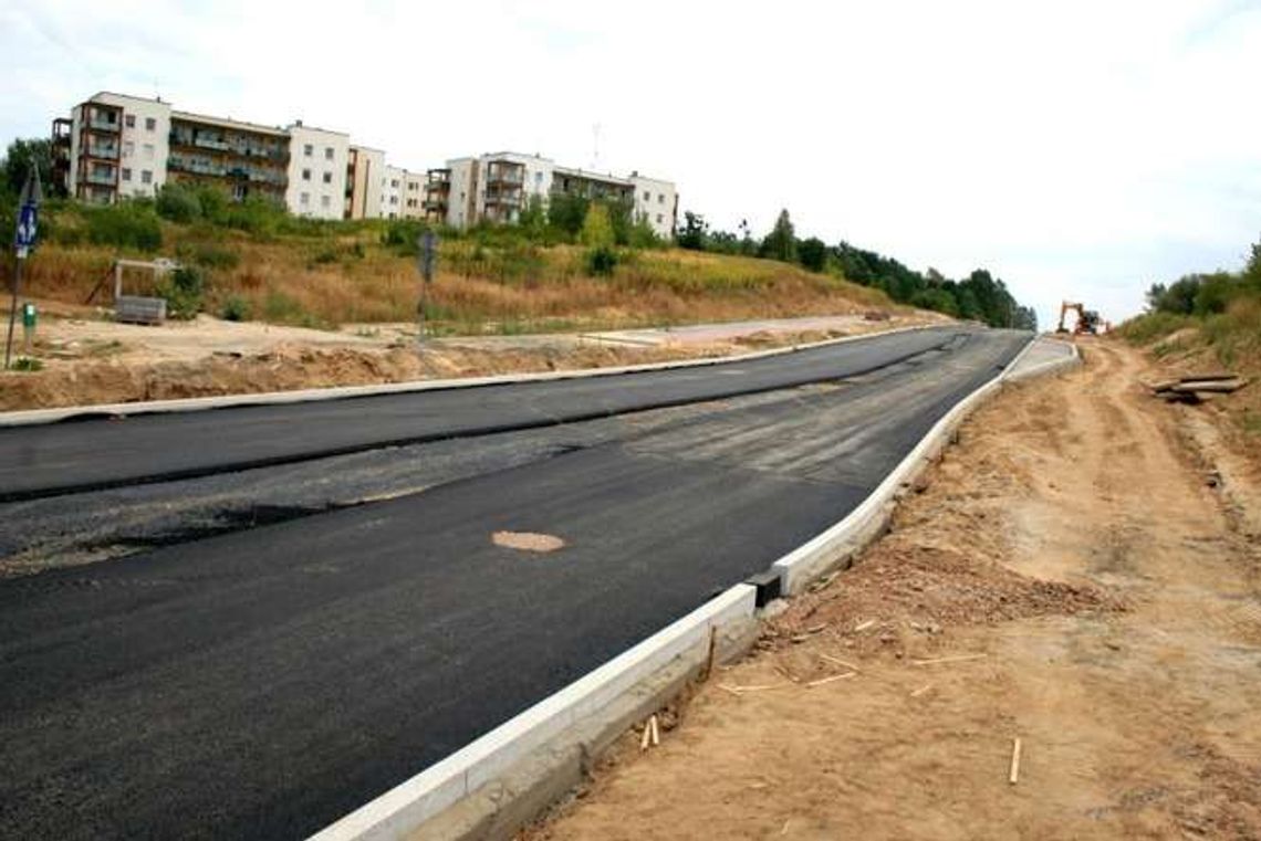 Puławy: Już leją asfalt na ul. Ceglanej. Kierowców wpuszczą jesienią