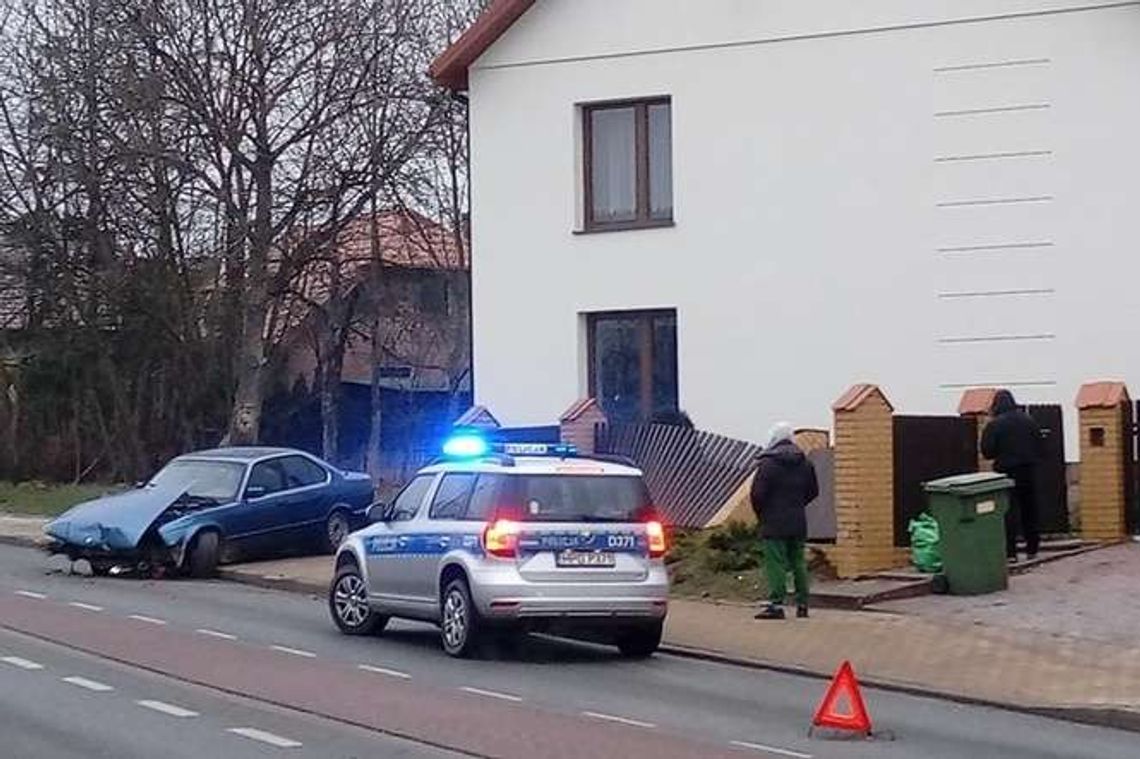 Puławy: Kierowca BMW wylądował samochodem na płocie