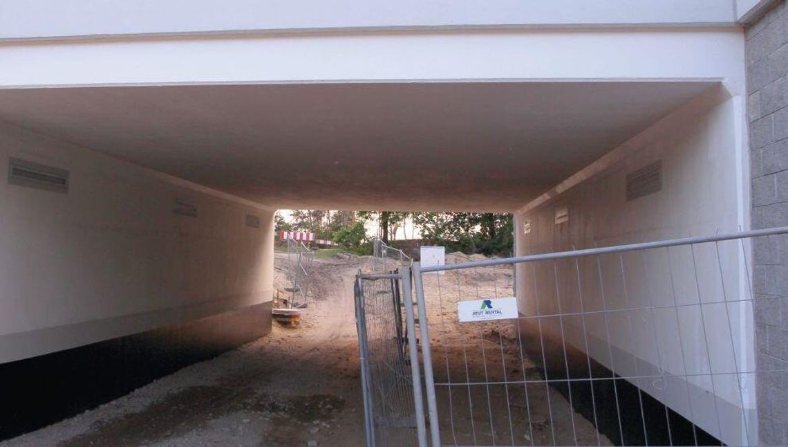 Puławy: Kierowcy czekają na drogę, droga na drogowców, drogowcy na kolejarzy Puławy: Kierowcy czekają na drogę, droga na drogowców, drogowcy na kolejarzy