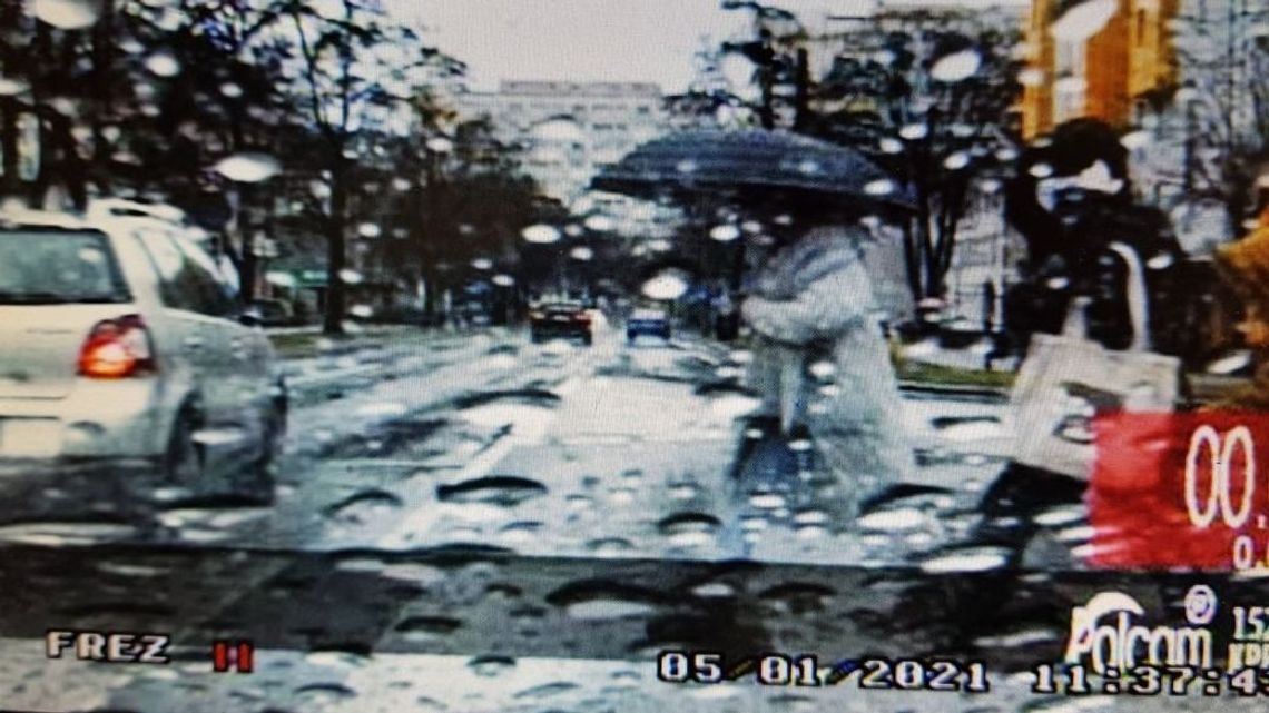 Puławy: Kierowcy przepuścili pieszych, ale jednemu bardzo się śpieszyło