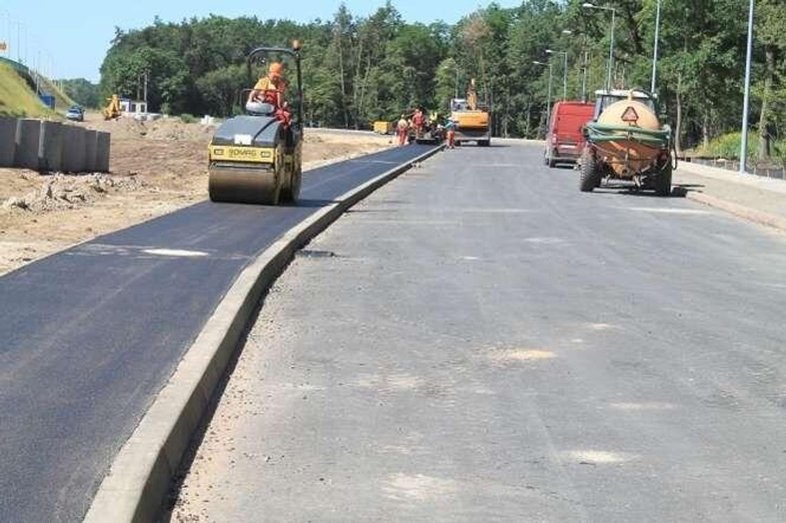 Puławy: Kładą asfalt na dojazdówce