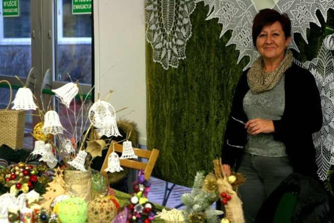 Puławy. Klejone cukrem bombki i papierowe aniołki na kiermaszu świątecznym (zdjęcia)