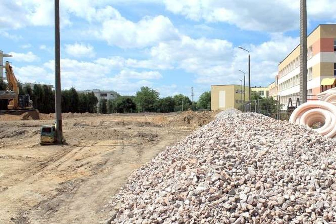 Puławy: Koparki i spychacze na boisku