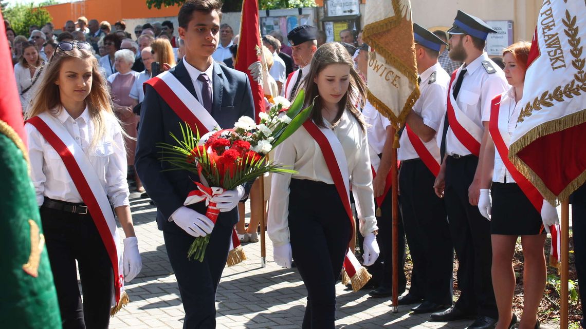 Puławy: Kwiaty i znicze pod pomnikiem Konstytucji 