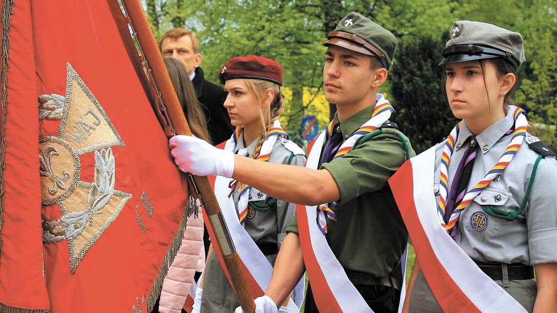 Puławy. Kwiaty pod pomnikiem i patriotyczny koncert Puławy. Kwiaty pod pomnikiem i patriotyczny koncert