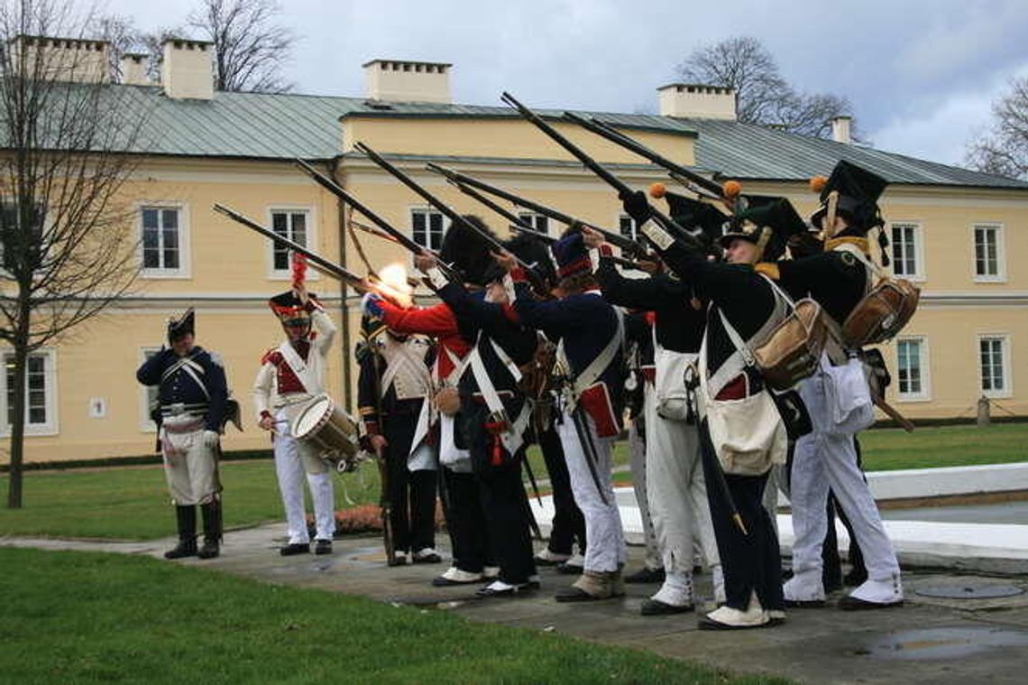 Puławy: Marsz i salwa honorowa na stulecie I LO (zdjęcia)