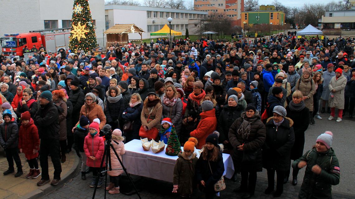 Puławy: Miejska Wigilia na dużej scenie. Anioły, kolędy i życzenia [zdjęcia]