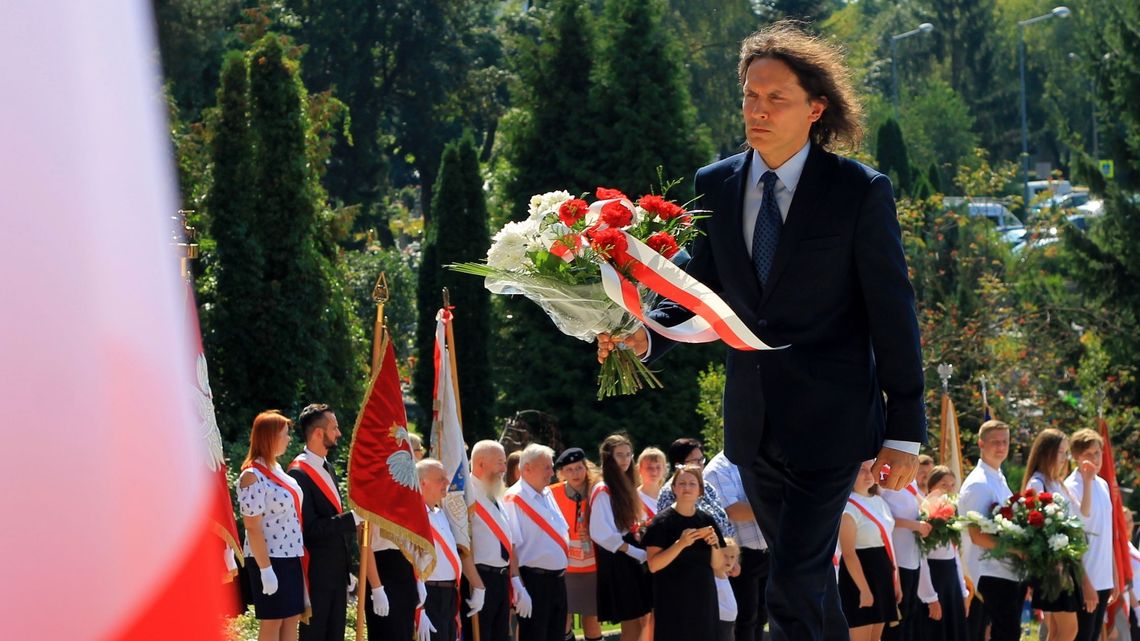 Puławy: Miejski radny chce pokaźnego masztu z flagą na cmentarzu