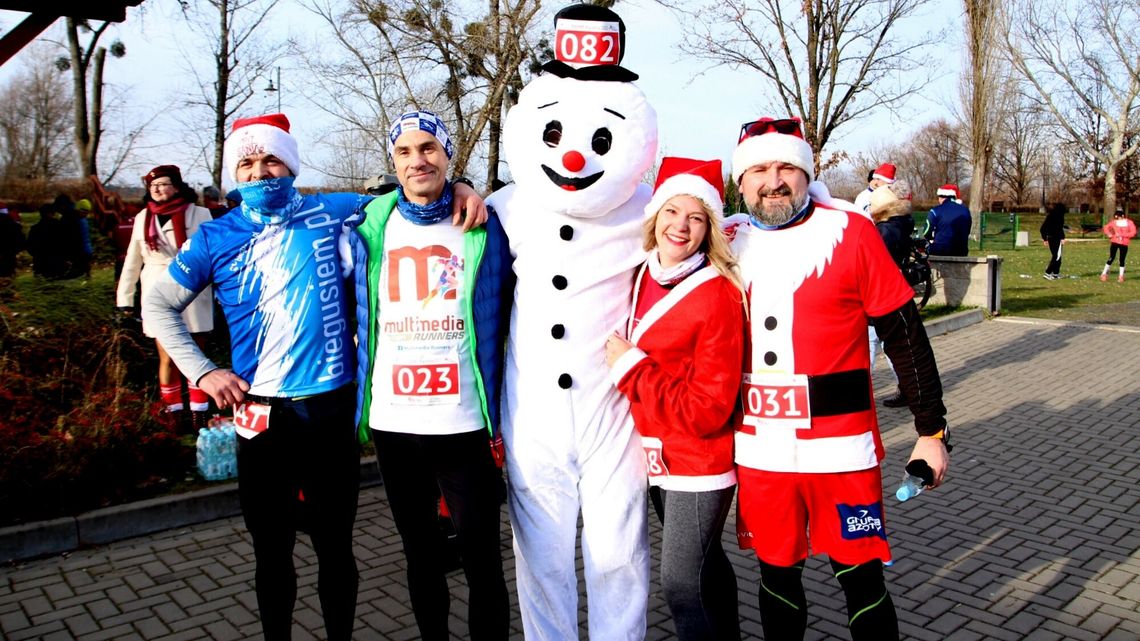 Puławy: Mikołaje biegają i pomagają bezdomnym [zdjęcia]