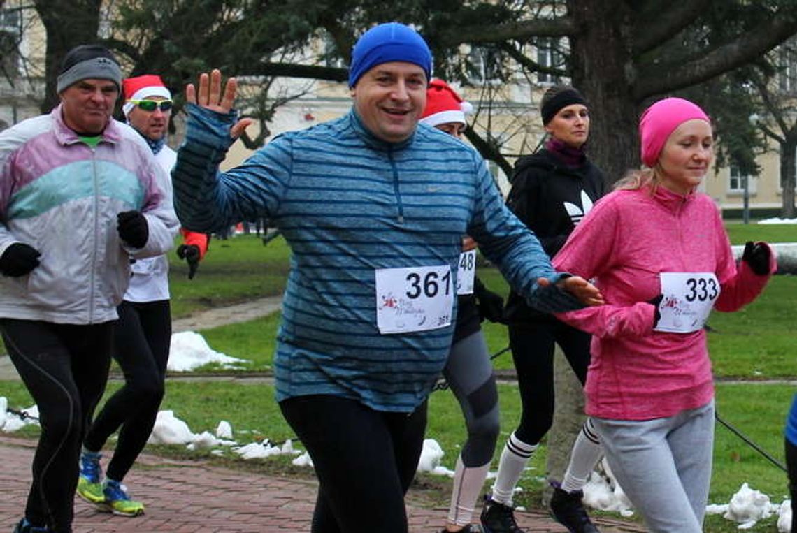 Puławy: Mikołaje biegają i pomagają [zdjęcia]