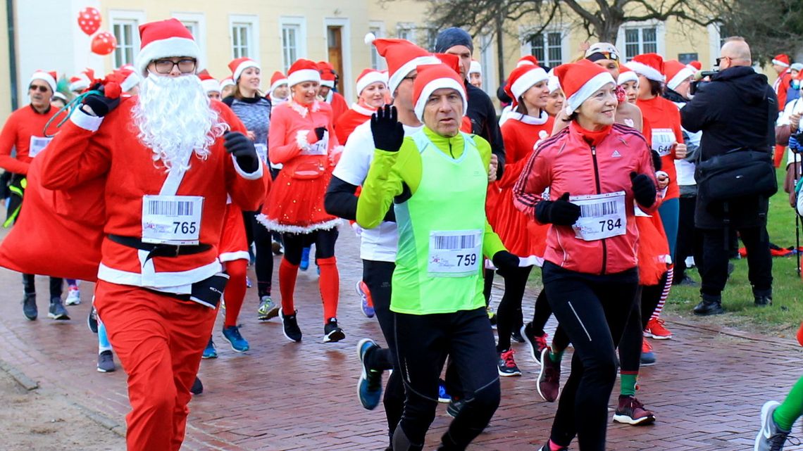 Puławy: Mikołaje na sportowo. Biegali i pomagali [zdjęcia, wideo]