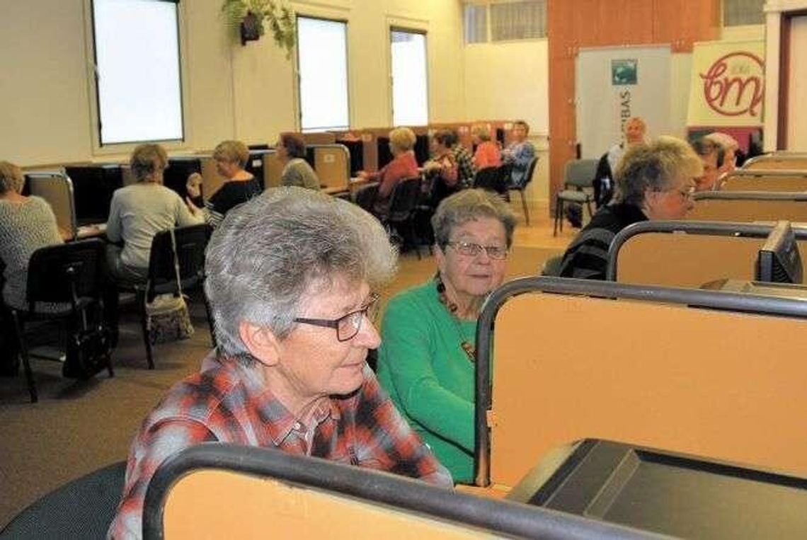 Puławy: Młodzi informatycy przewodnikami seniorów po sieci