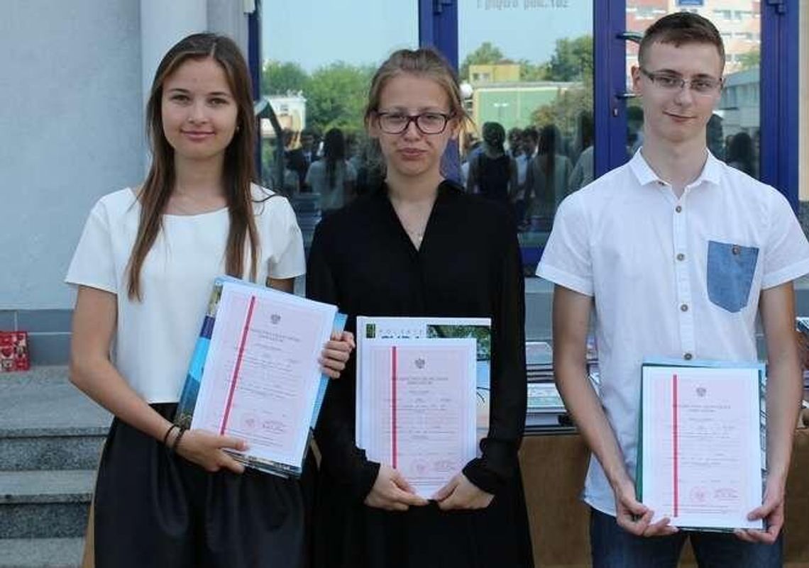 Puławy: Najlepsi uczniowie I LO odebrali świadectwa