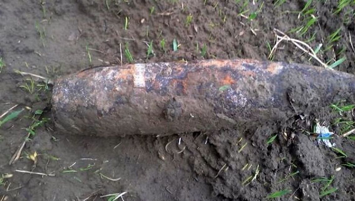 Puławy: Niewybuch w polu Puławy: Niewybuch w polu