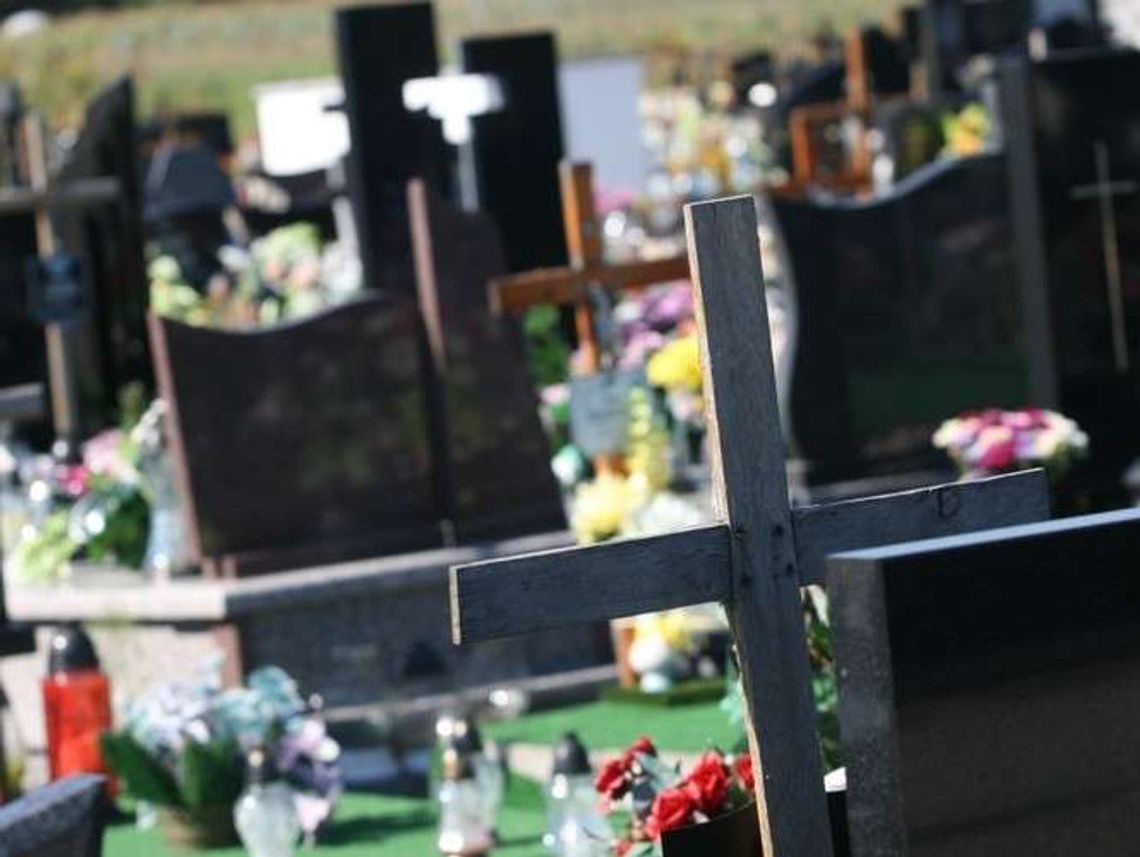 Puławy: Nowa nawierzchnia na cmentarnych alejach