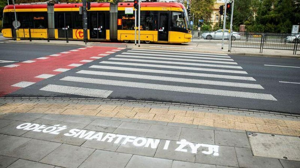 Puławy: "Odłóż smartfon i żyj!" - takich napisów nie będzie