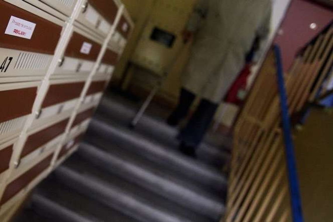 Puławy: Oszustka grasuje na klatkach schodowych