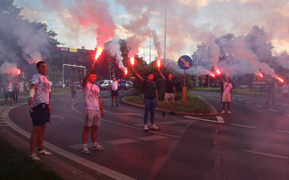 Puławy pamiętają o powstaniu. Syreny, race, flagi, hymn i wstrzymany ruch w centrum