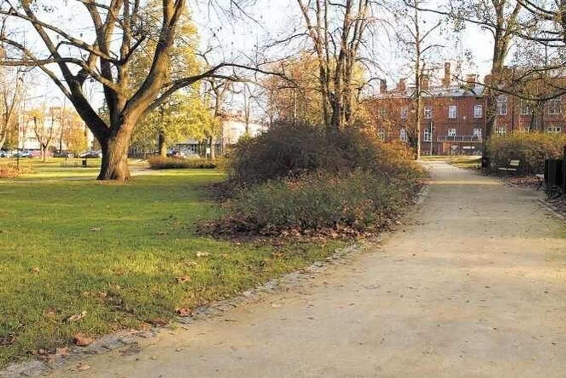 Puławy: Po deszczu ścieżki na skwerze zmieniają się w błoto