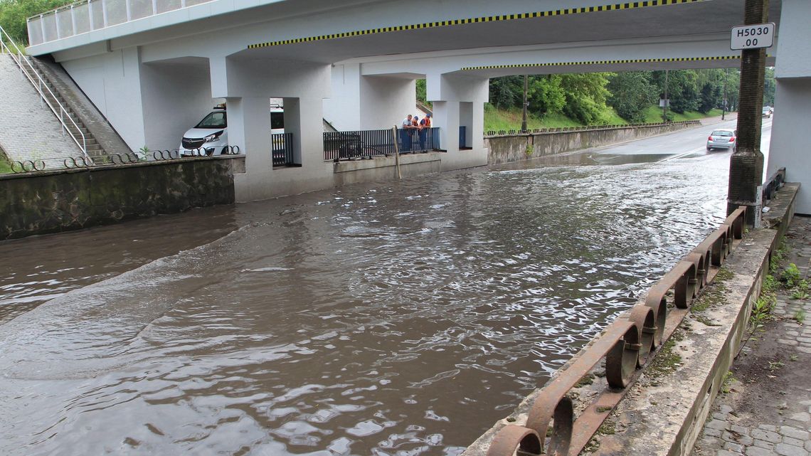 Puławy: Po deszczu ta droga zamienia się w basen. Nikt nie kwapi się do naprawy 