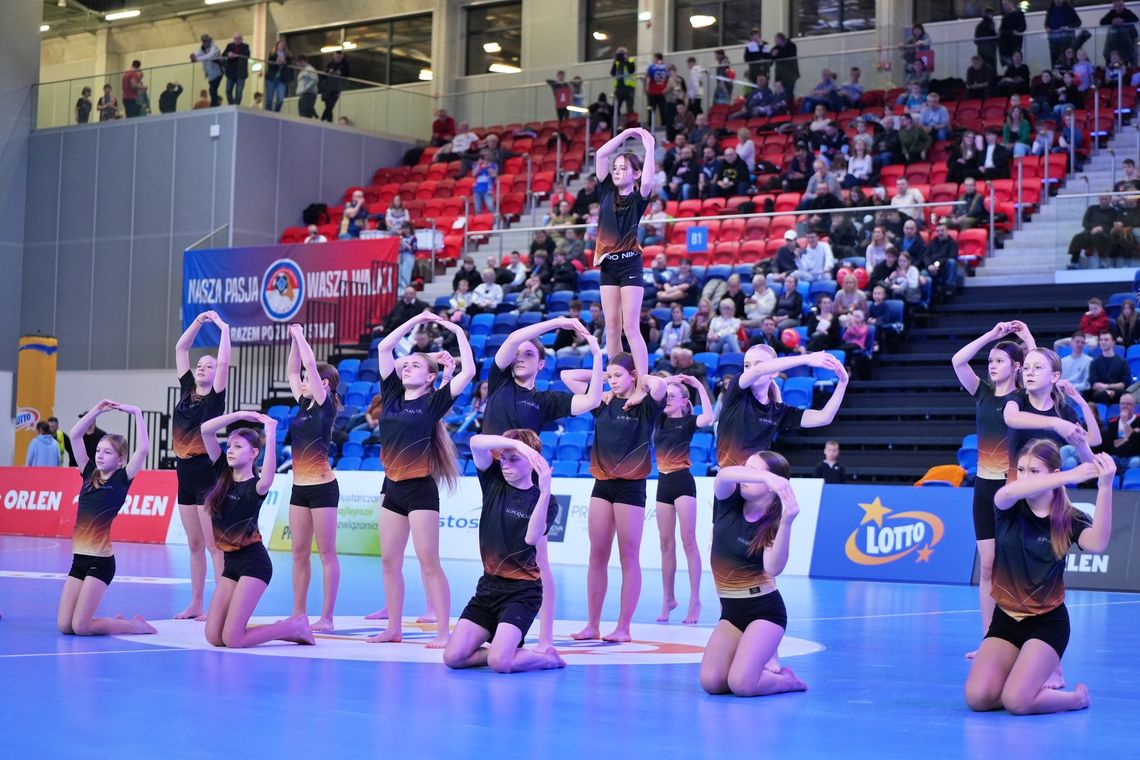 grupa akrobatek w Puławach