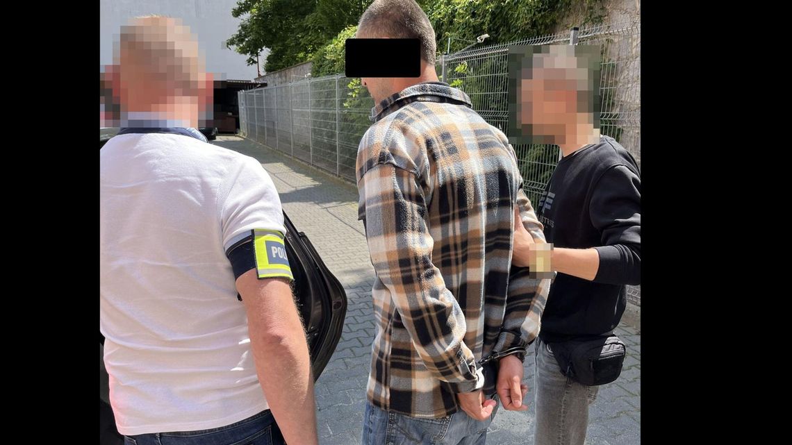 Puławy: Policjanci patrzyli, jak włamywał się do fiata