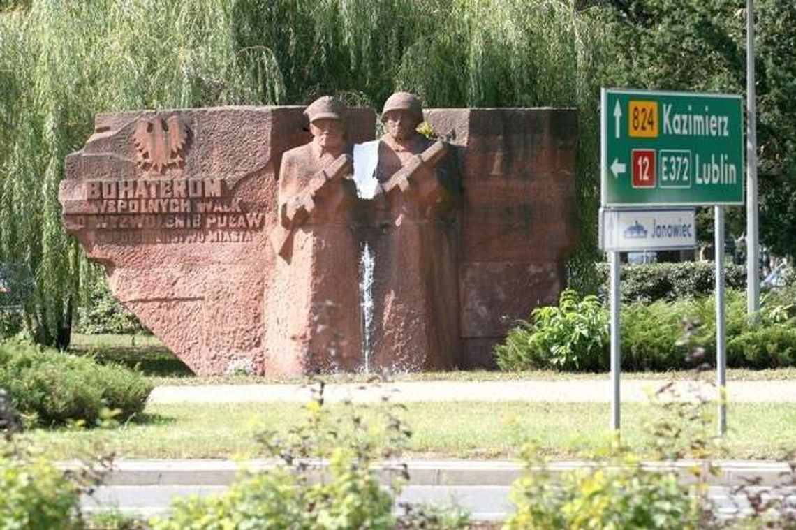 Puławy: Pomnik z polskim i radzieckim żołnierzem ma zniknąć z centrum miasta