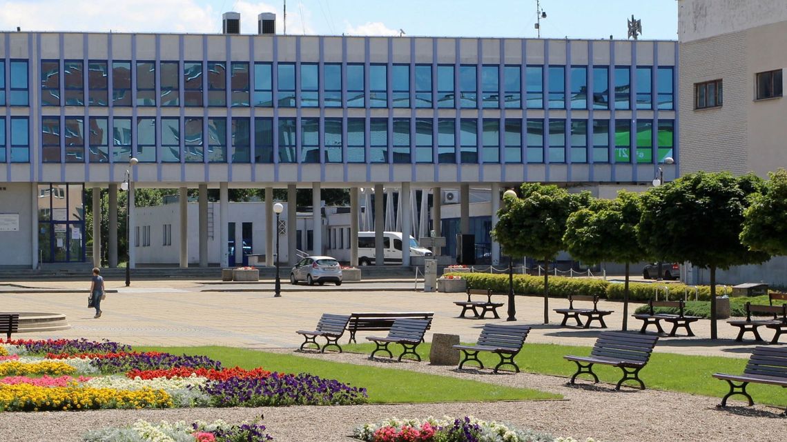 Puławy: Potyczka z krawężnikami przy Placu Chopina. Radna apeluje o ich usunięcie