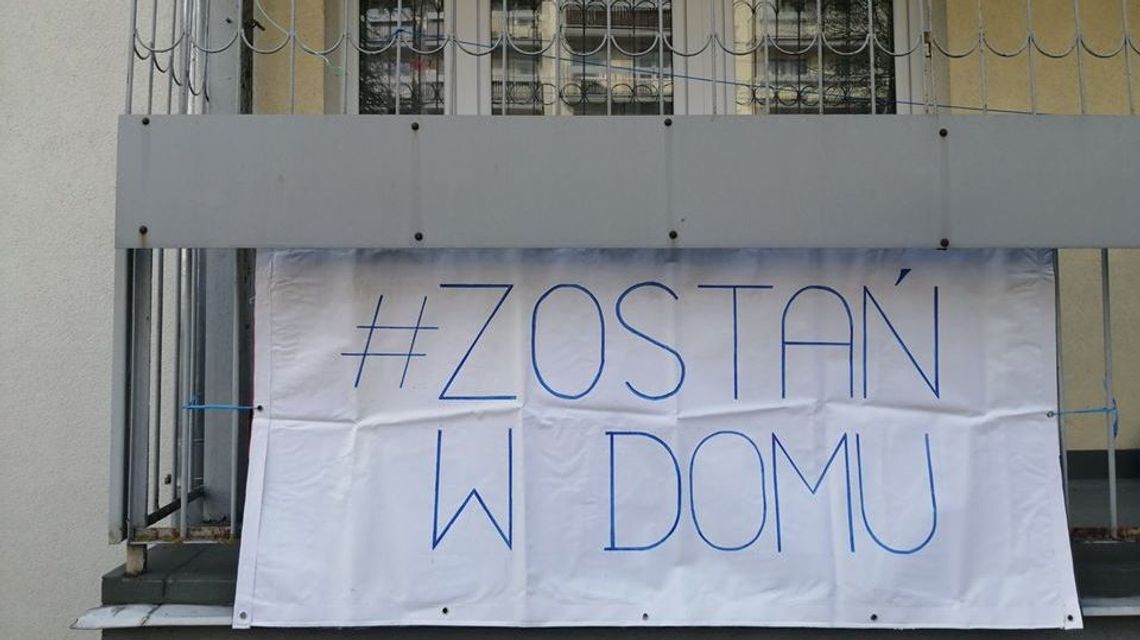 Puławy: Radny namawia do pozostania w domach, wywiesił transparent 