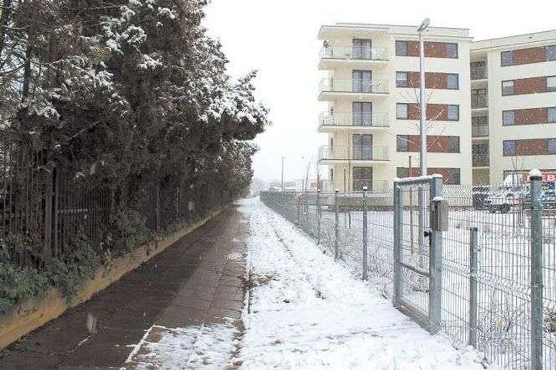 Puławy: Rodzice proszą o dodatkową furtkę, ale szkoła pozostanie za płotem Puławy: Rodzice proszą o dodatkową furtkę, ale szkoła pozostanie za płotem