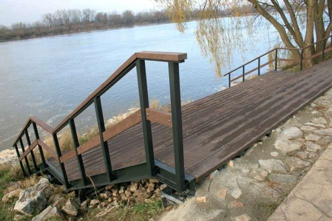 Puławy: Schody jak nowe, ale plastikowe