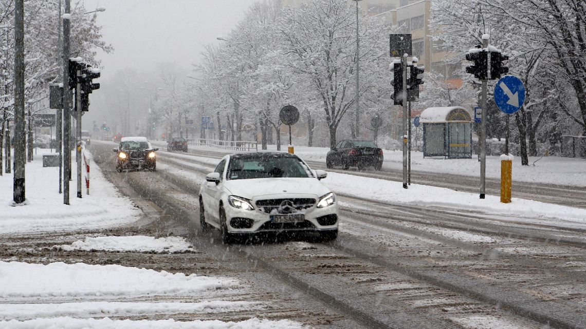 Puławy: Seria kolizji na drogach powiatu. Śniegu nadal przybywa