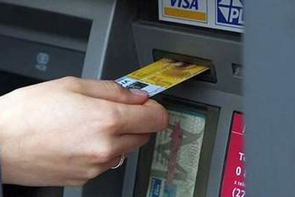 Puławy: Skanują karty w bankomacie i przelewają pieniądze